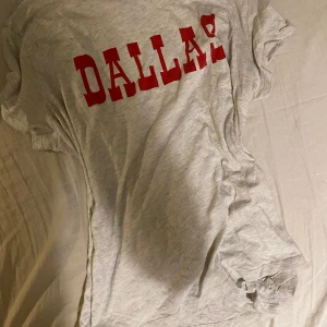 T-shirt  - Vit/gråmelerad T-shirt från hm, l.o.g.g. fint skick. Säljer då den är för stor, använd fåtal gånger, i fint skick. Hör av dig vid frågor!