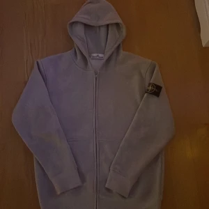 Stone island zip hoodie - Knappt använd stone island zip hoodie i väldigt bra skick. 1250kr känns rimligt men kom gärna med andra förslag. Storlek M passar även S.