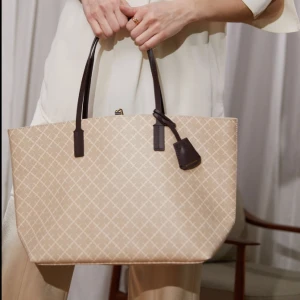 Malene Birger väska  - Intressekoll på min Malene Birger väska. Den är i jättefint skick utom lite slitningar på banden💖 