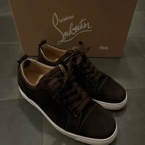 Christian Louboutin  - Säljer ett par fina louboutins! Köpta på matchesfashion (kvitto finns).  Inga taggar utan bara stilrena med dem röda sulorna!  