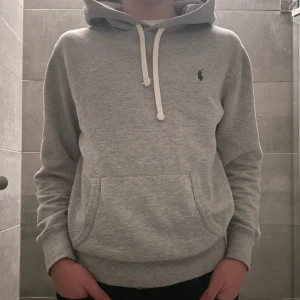 Ralph lauren hoodie - Tja! Säljer min snygga Ralph lauren hoodie som är i ett OK skick! Det finns ingen defekter som hål eller fläckar men den är väl använd. Modellen på bilden är 174cm lång och väger 58kg. Hör av dig vid frågor!
