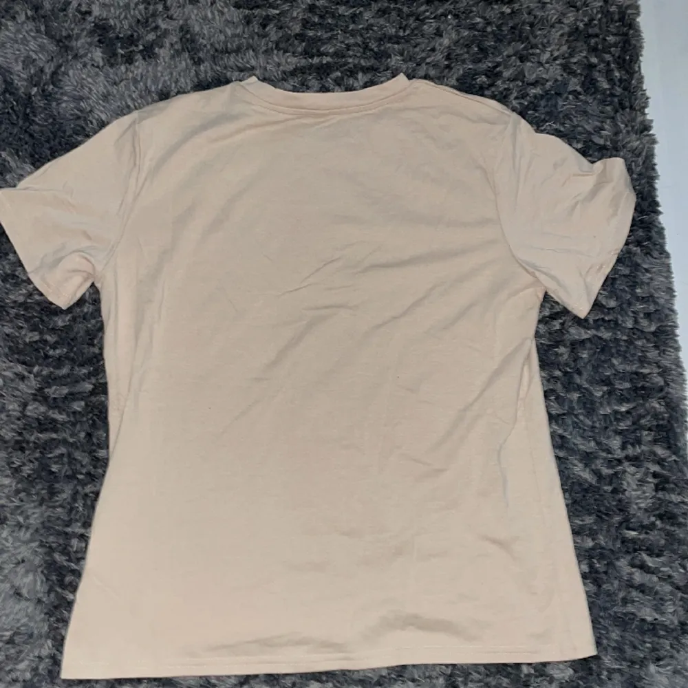 T-shirt i beige med trycket ”Freedom” Oanvänd 1 gång Inget slitage . T-shirts.