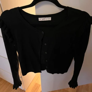 Kofta med volanger - Jättefin kofta med volanger, köpt från Zara förra året. Inte mycket använd. Skriv om ni har några funderingar🩷