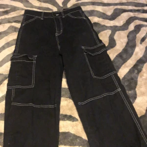 cargo byxor - asfeta brallor från h&m, säljer pga för små. mycket sparsamt använda, fick tyvärr aldrig riktigt tid att ha dem innan jag växte ur :/ har ’lägg prisförslag’ på så att ni inte ska behöva vänta onödigt länge mellan betalning och leverans! </3