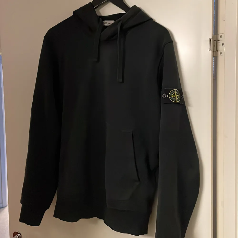 Storlek M  Cond 9,5/10  Äkta, kvitto dock borta  Originalpris 3499kr   Kan även gå ner i pris vid snabb affär . Hoodies.