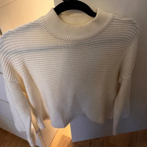 Stickad tröja - Fin stickad tröja, från Gina tricot. Hör av er om ni har några funderingar🩷