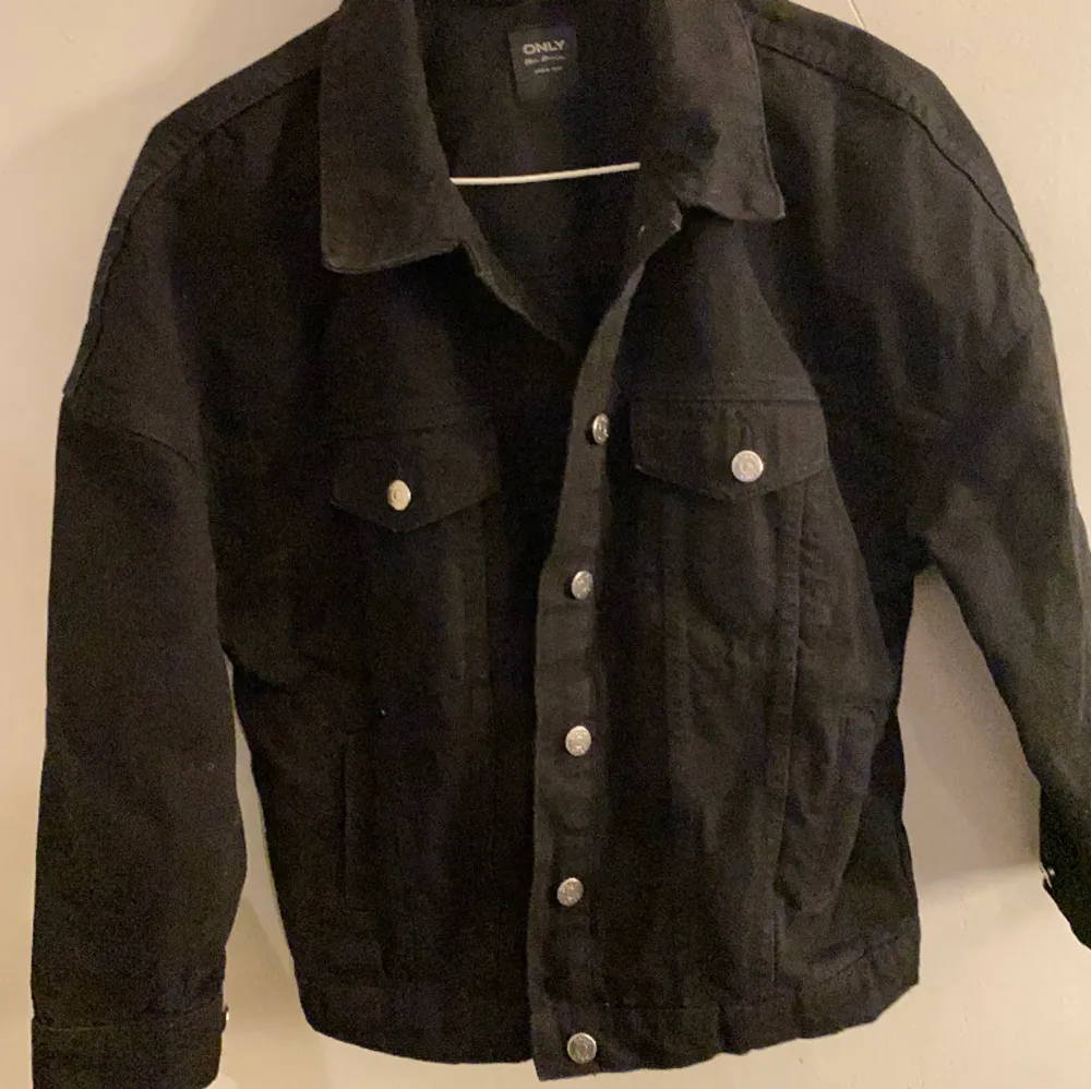 Säljer denna svarta oversized jeans jacka då den aldrig används, helt ny och är i storlek xs!💗💫. Jackor.