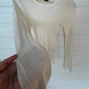 Världens finaste glittriga tröja från lindex, aldrig använd förutom på en bild. Formar kroppen så fint och glittrar lite diskret. Nypris 399kr och denna är i nyskick 💞pris kan diskuteras 