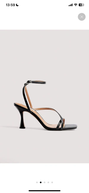 Klackar  - Säljer dessa snygga och enkla klackar från NA-KD på grund av att de var för små för mig! De är aldrig använda. Nypris ligger på 549kr!