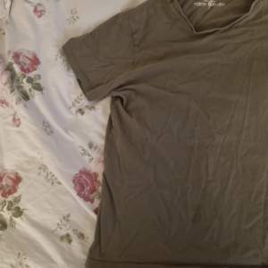 T-shirt i storlek Large, säjer för att den inte längre används, har en fläck som inte går bort i tvätten men den är inte så synlig
