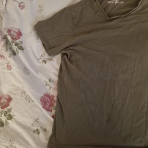 T-shirt - T-shirt i storlek Large, säjer för att den inte längre används, har en fläck som inte går bort i tvätten men den är inte så synlig