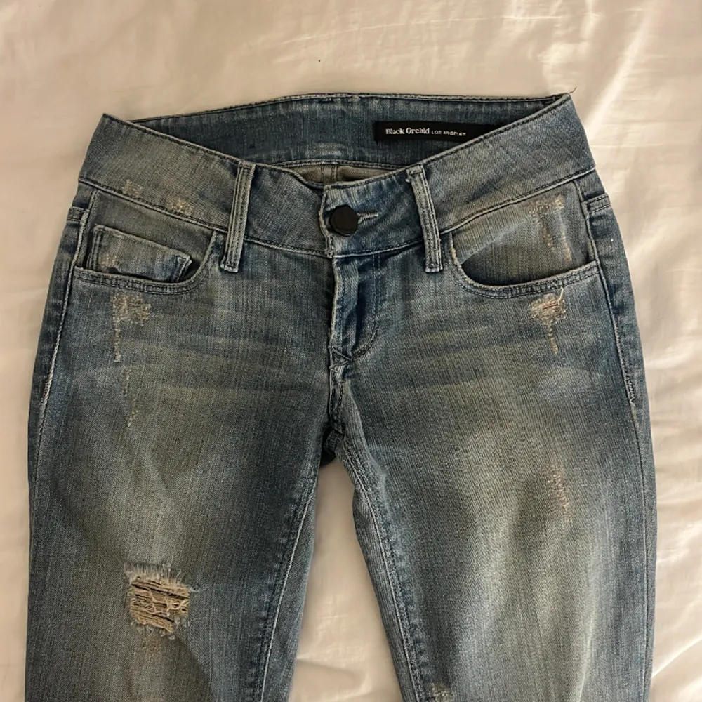 Fina ljusblå jeans från Black Orchid. Aldrig använda så fint skick. Midja rakt över: ca 34cm. Köparen står för frakt😊. Jeans & Byxor.