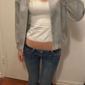 Lågmidjade utsvängda jeans - Säljer då de inte passar mig, innerbenslängd:82 St: xs-s