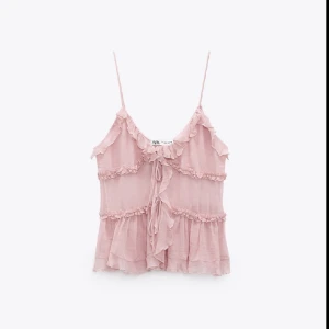 Volangtopp - Säljer en helt ny volangtopp ifrån Zara. Aldrig använd och har prislappen kvar. Strl M men passar S också. Skriv för egna bilder 💕 Nypris 430 kr