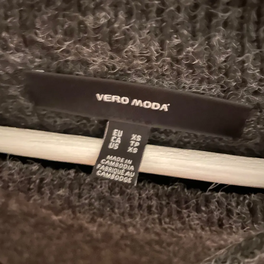 Säljer en svart/mörkgrå stickad tröja ifrån vero Moda!! Som inte kommer till användning tyvärr, bra skick förutom att de har blivit hål där bak. Nypriset är 249kr och jag har storlek xs🤩🤩. Stickat.