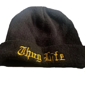 Thug life mössa - Bra mössa nu inför hösten och vintern. Mössan är typ några år gammal och kommer inte ihåg vart den är köpt därav priset. 7/10 skick