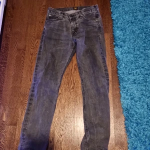 Lee jeans - Perfekt skick. Riktigt fet färg säljer nu då dom har blivit för små. 