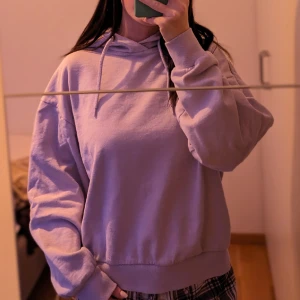 Lila hoodie  - Använd men i bra skick.