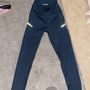 Ridbyxor - Säljer mina ridbyxor då jag inte rider längre, använda 1 gång säljer dem för 150kr + frakt (pris kan diskuteras) blå gråa typ