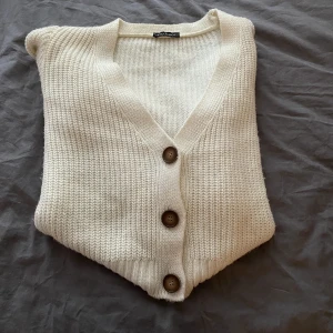 Stickad kofta  - Köpte denna utomlands men har inte kommit till nån användning kan skicka bilder på hur den ser ut på också.