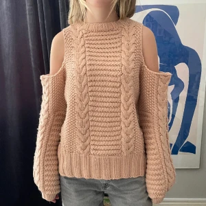 Tröja - Stickad tröja med coola cut out detaljer! Perfekt till vinter/vår🥰