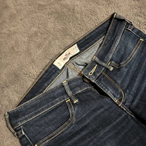 Hollister jeans - Gillar inte riktigt så lågmidjade därför säljer jag dom, kan även tänka mig att byta