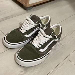🤩Grischigaste skorna på marknaden🤩 - Riktigt snygga Vans i färgen mörkgrön | skick 10/10 | Nypris ca 750kr mitt pris 499kr Använda en gång, säljer dem för att jag ej kan använda de pga hälproblem | Skriv vid minsta lilla fundering eller om du vill ha fler bilder🤩
