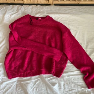 stickad tröja - en stickad tröja från HM! säljer för jag aldrig använder!🩷