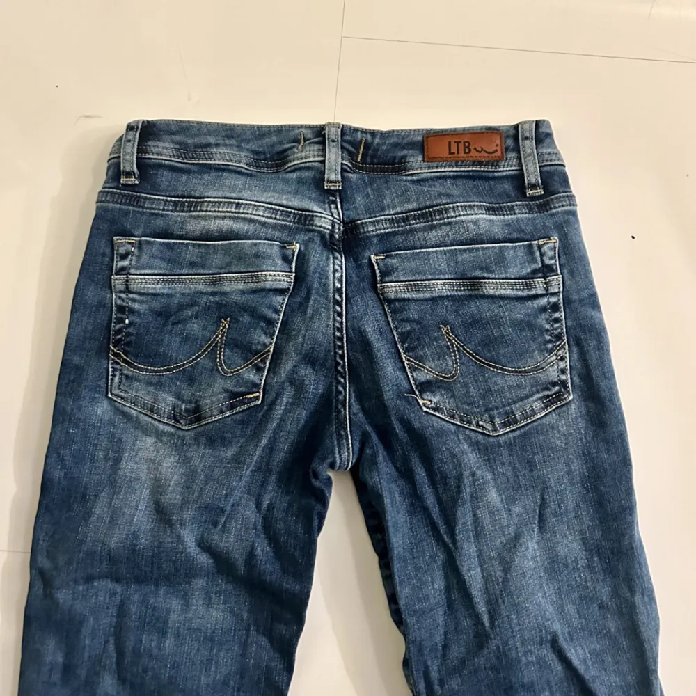 Blå lågmidjade jeans som jag behöver sälja för att de blivit för små för mig. Det är Low Rise Boot Cut jeans från LTB i storlek 27/32💞. Jeans & Byxor.