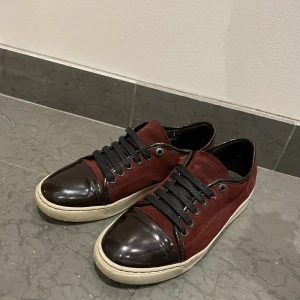 Lanvin sko - Sällsynt lanvin sko i vinröd färg. Skick 6/10 använda men finns mycket liv kvar i dem! Kom privat för minsta lilla intresse, box ingår inte 
