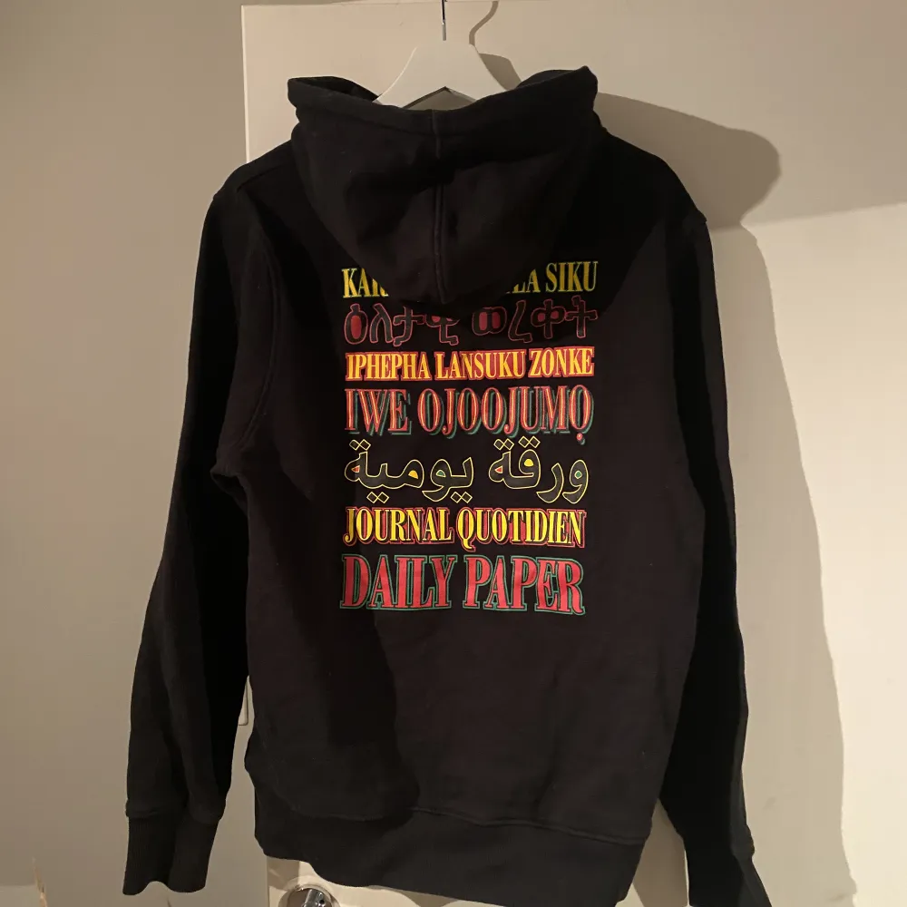 Snygg hoodie från daily paper, lite mindre än 2 år gamml och använd fåtal gånger⭐️💞. Hoodies.