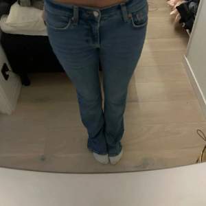 Super snygga och trendiga jeans från H&M! Använt vara några gånger och passar med nästan allt!