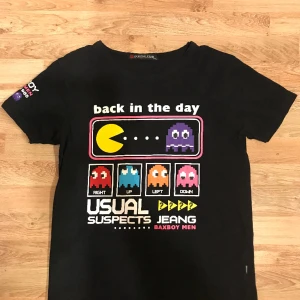 Tröja pac man - Svart T shirt obetydligt använd hel och ren. Står storlek XXL i den men det är troligtvis barn storlek, uppskattas som en M. 