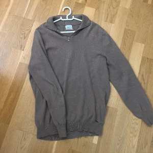 Stickad zip  - Säljer min stickade halvzip i färgen beige🤙🏼 den är gjord av kashmere och cotton. (Köpt i Spanien) Inga defekter. Pris kan diskuteras
