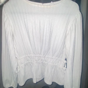 Vit blus  - Väldigt fint skick och endå sparsamt andvänd 💕ja får på mig den och har s i alla mina kläder men den sitter nog bäst i xs 