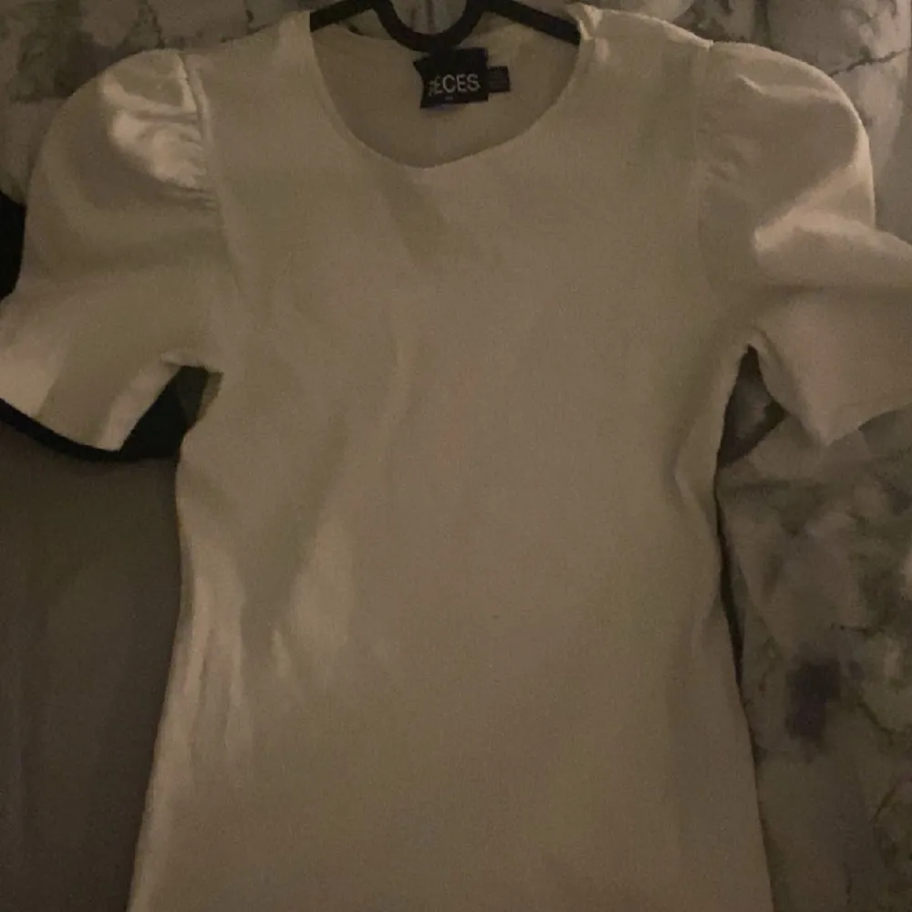 Jätte fin vit tröja som jag aldrig typ 2 gånger men inga fläckar alls, den är stressig har volang uppe på armen❤️. T-shirts.