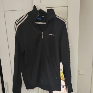 Adidas tröja i stl L - Tröjan har en trasig blixtlås, går ändå att använda. 