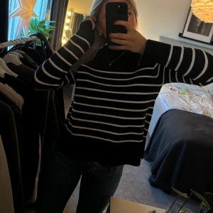 Stickad tröja - Randig stickad tröja. Aldrig använd💕💕💕💕