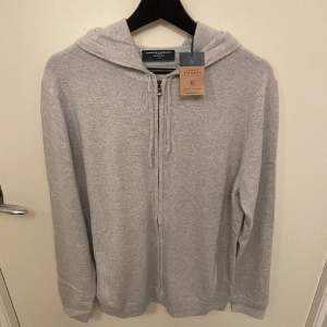 Tjo säljer nu min asfeta merino/kashmir zip tröja. 90% merino 10% cashmere! Helt oanvänd till endast 1200!