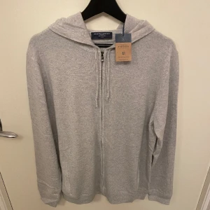 Kashmir zip - Tjo säljer nu min asfeta merino/kashmir zip tröja. 90% merino 10% cashmere! Helt oanvänd till endast 1200!