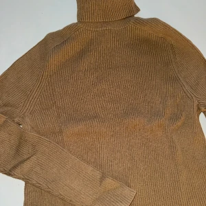 Stickad turtleneck - Stickad turtleneck i nyskick 