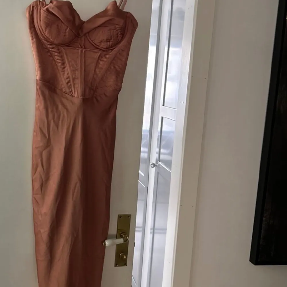 Första bilden är lånad bild! Aldrig använt House of CB klänning. Nypris 2800, säljer för 900 + köparen står för frakt🩷 Kan tänkas gå ner i pris vid snabb och smidig affär🩷. Klänningar.