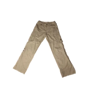 Beiga cargobyxor  - Feta baggy cargobyxor med nice detaljer💯 sitter skitbra ‼️ Midjemått: 42cm tvärsöver  Innerbenslängd 84cm Hör av dig om du har några frågor 💋