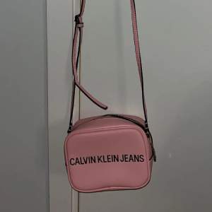 Ljus rosa äkta Calvin Klein Jeans väska. Använd 1 gång. Nyskick. Pris kan diskuteras. Justerbar. Köpare står för frakt. Bara Swish 