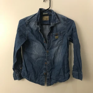 Jeans skjorta  - Jeansskjorta från Zara boy, sparsamt använd. 