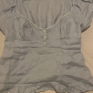 Slutsåld söt blå Brandy Melville topp - Jag säljer min jätte söta ljusblåa topp från Brandy Melville i storleken onesize(xs-s). Slutsåld på hemsidan. Den är i fint skick och använd sparsamt. ⭐️Materialet på tröjan är linne😊. Skriv om ni har några frågor🥰💓