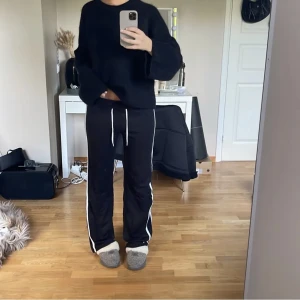Mjukisbyxor - Säljer dessa mjukisbyxor då det inte kommer till användning, långa på mig som är 175cm!💞