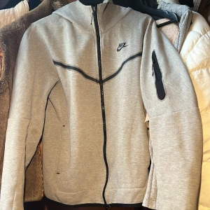 Nike tech fleece grå S - Äkta Nike tech fleece jätte skön och snygg men den passar inte riktigt in i min stil längre, storlek S men inte särkilt tajt så funkar för dom som egentligen har M också. Den är i bra skick men använd flera gånger och därför jag säljer den billigt.