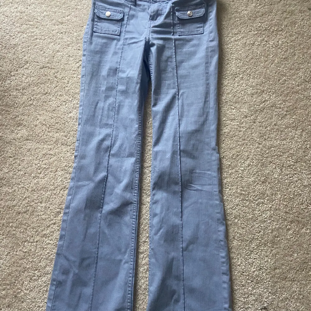 Trendiga jeans från hm i storlek 34, passar tyvärr inte mig därför jag säljer. Jeans & Byxor.