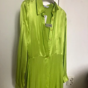 Klänning - Oanvänd Klänning från stradivarius. Är liten i strl så den passar folk för mindre S eller xs